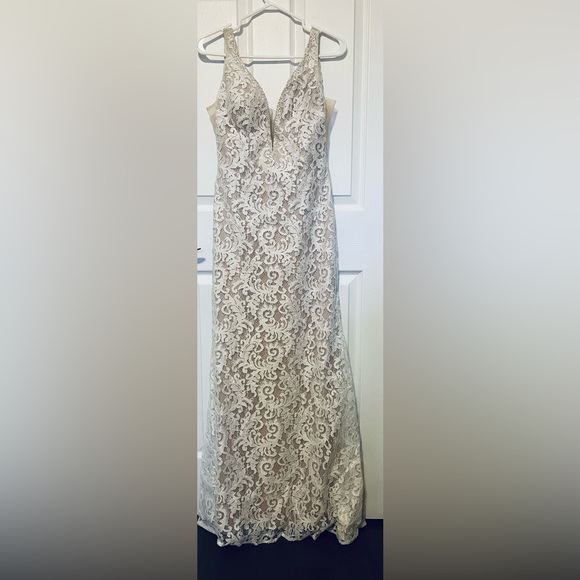 Gorgeous white lace dress - Picture 1 of 7